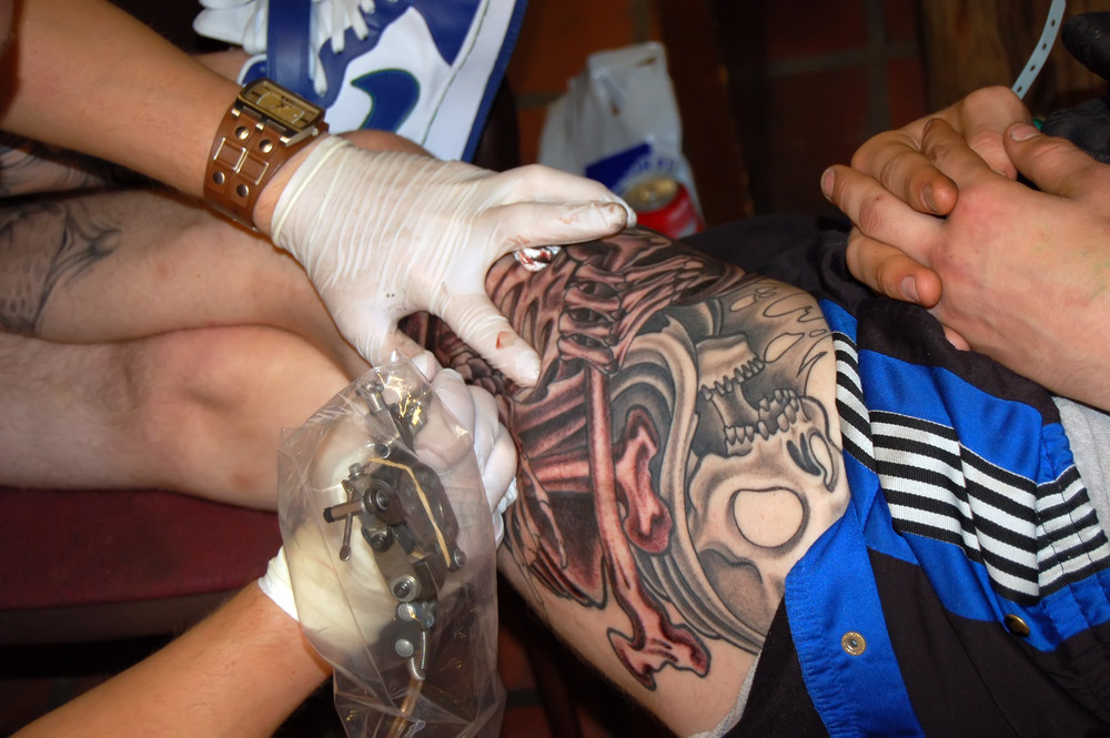 Tatuajele sunt deja prea comune. Modul extrem de dureros prin care tinerii isi decoreaza mai nou pielea