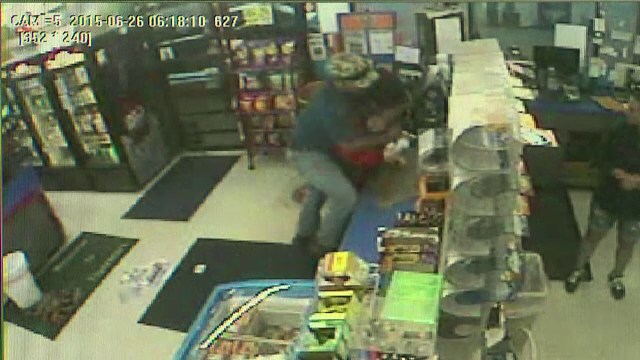 Hot cu ghinion. Un barbat care a vrut sa jefuiasca o benzinarie, in Texas, imobilizat de un pompier aflat in timpul liber