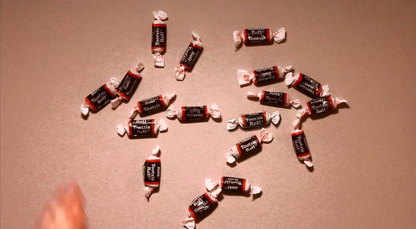 O iluzie optica ultrarealista. Care dintre bomboanele de pe masa e de fapt doar un desen. VIDEO