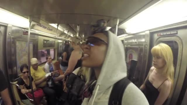 Celebra, dar necunoscuta. A vandut peste 20 de milioane de discuri in toata lumea, dar nu a recunoscut-o nimeni la metrou