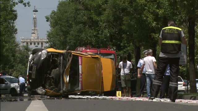 Accident in Capitala: Un sofer de taxi si pasagera acestuia au ajuns cu rani grave la spital din cauza unui sofer neatent