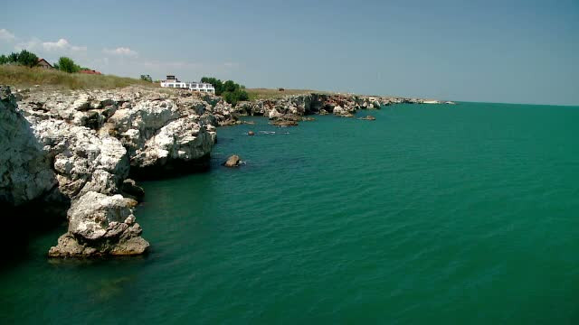 Fara nisip, dar cu apa de culoarea smaraldului. Satul cu sub 50 de locuitori care ascunde o comoara pe litoralul Marii Negre