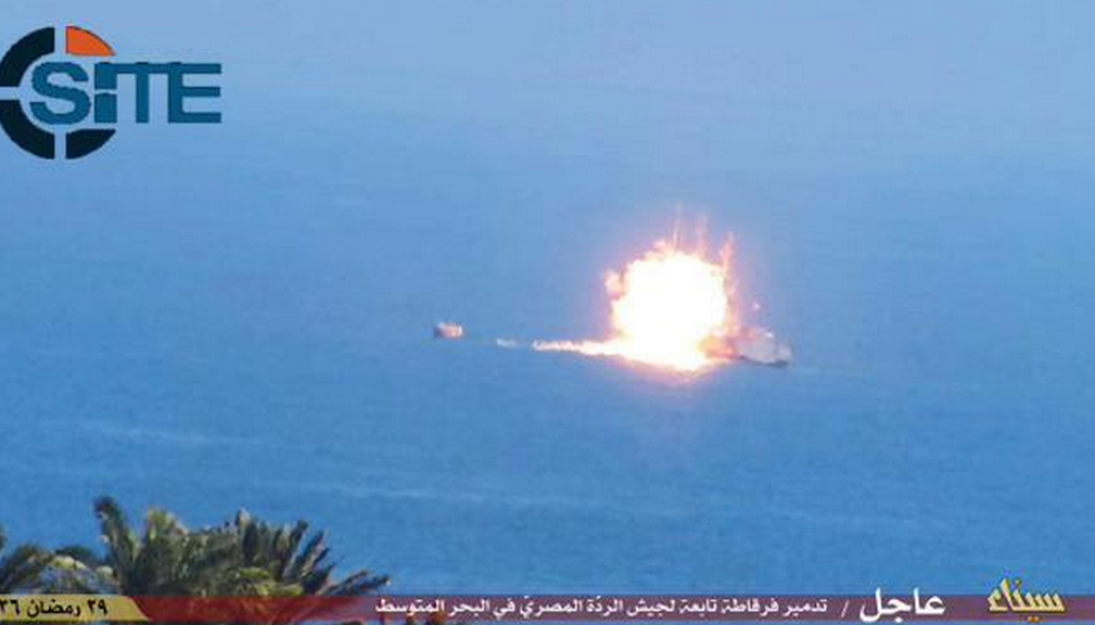 Statul Islamic a atacat cu o racheta o nava egipteana, in Marea Mediterana. Imaginile surprinse in timpul atacului: FOTO