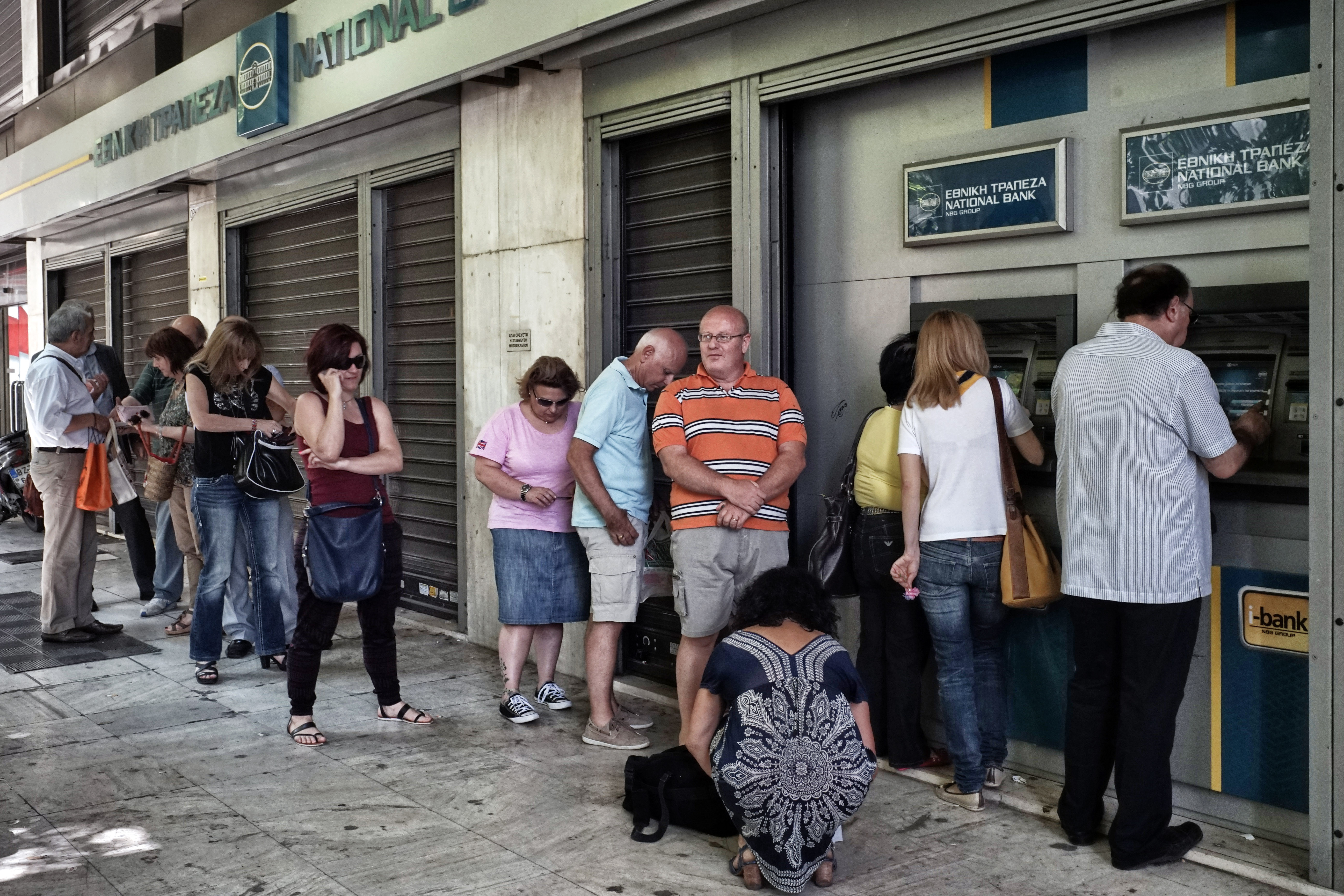 Metoda la care au recurs grecii pentru a evita restrictiile bancilor: si-au deschis noi conturi in Cipru, Bulgaria si Romania