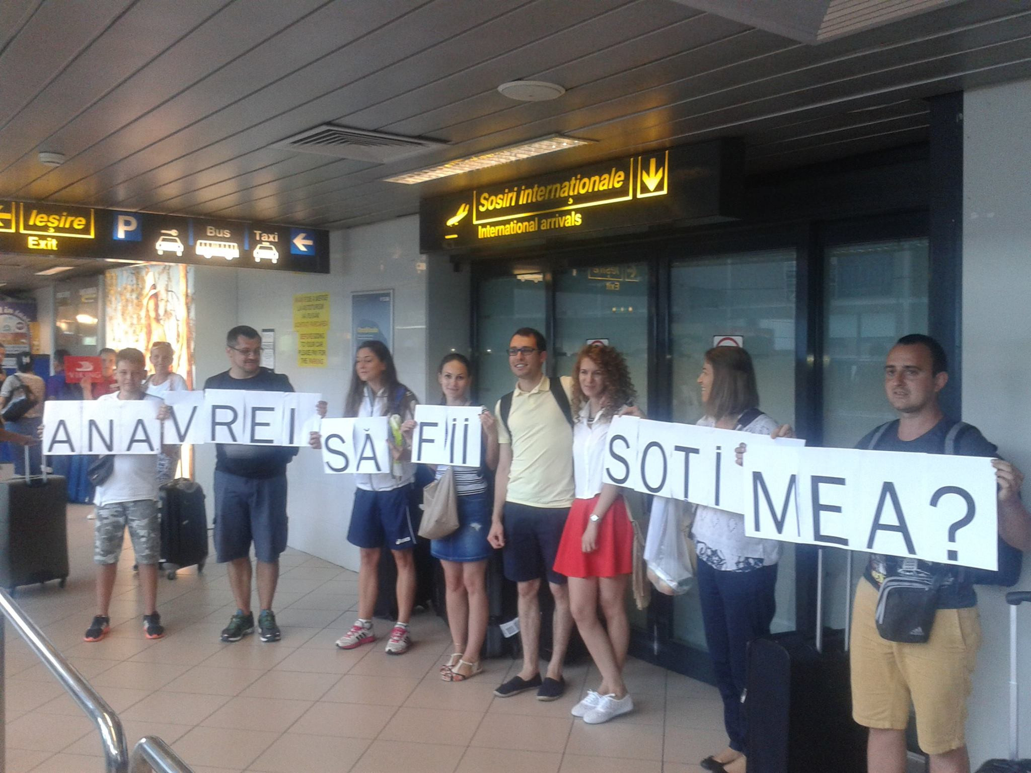 Gestul impresionant al unui tanar, pe Aeroportul Henri Coanda. Iubita lui a avut parte de o surpriza imensa cand l-a vazut