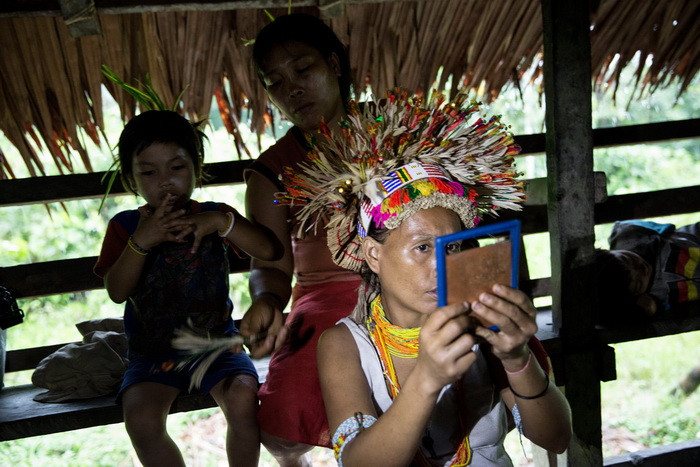 Tribul in care femeilor li se pun dopuri negre in nas. Care este motivul pentru aceasta practica dureroasa