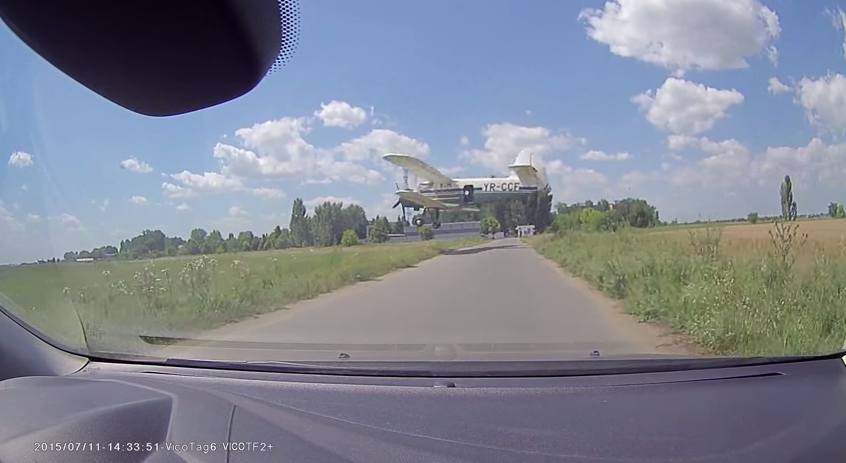 "Si, voua cine v-a taiat calea in ultima vreme?". Priviti cu atentie ce se intampla in partea din dreapta a imaginii. VIDEO