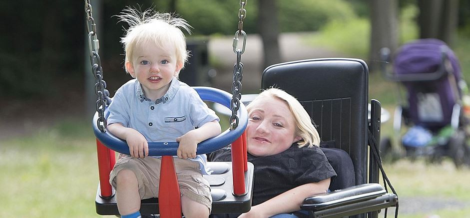 "Fiul meu de 19 luni este de 2 ori mai inalt ca mine!" Povestea incredibila a unei femei