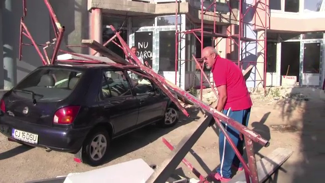 S-a urcat la volan si a vrut sa porneasca, dar i-a cazut o schela peste masina. Cum este explicat incidentul din Dej