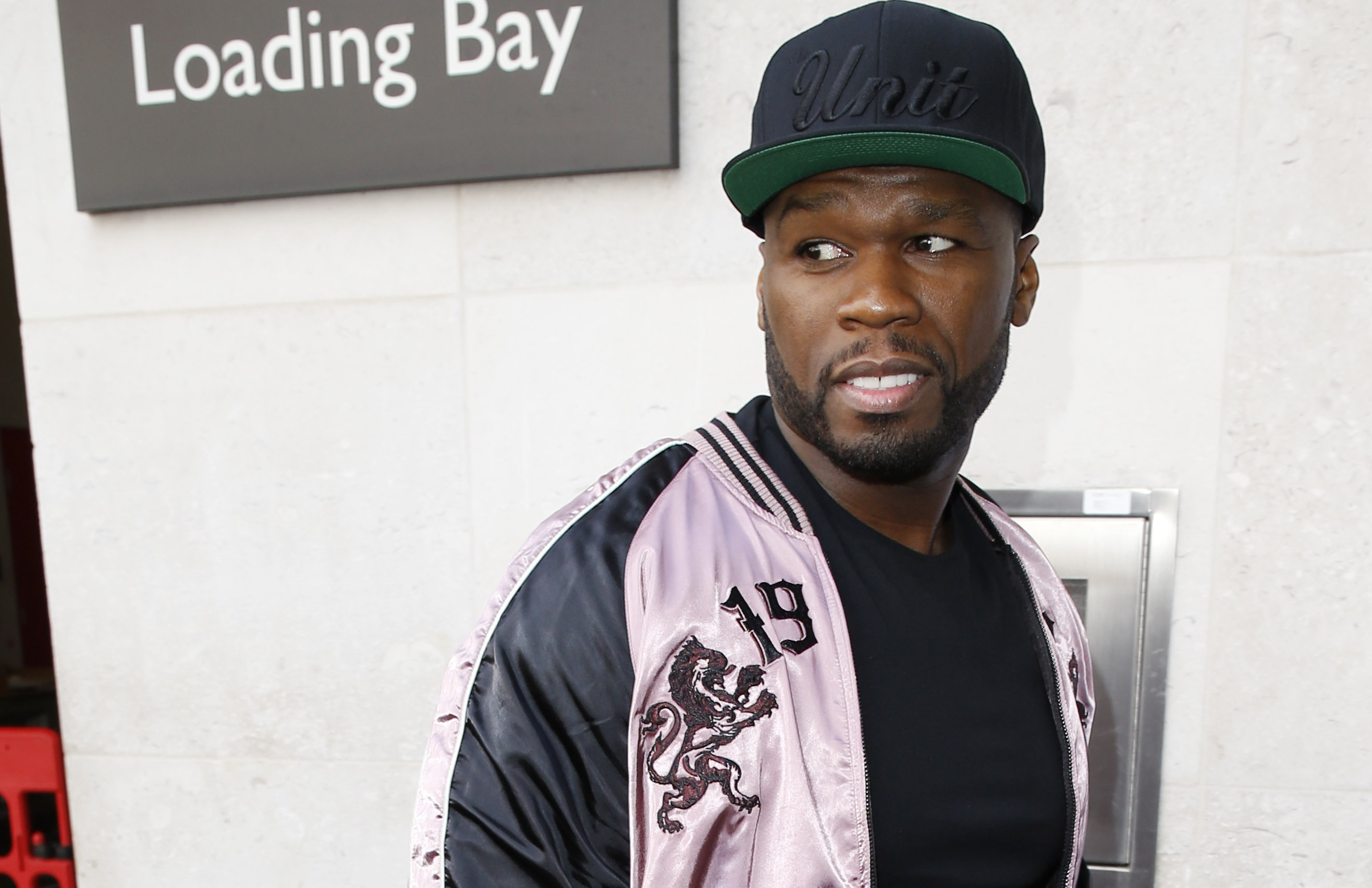 50 Cent a pus pe Facebook un clip VIDEO cu un roman care danseaza capra in fata unui magazin: "Ce naiba tocmai am vazut?"