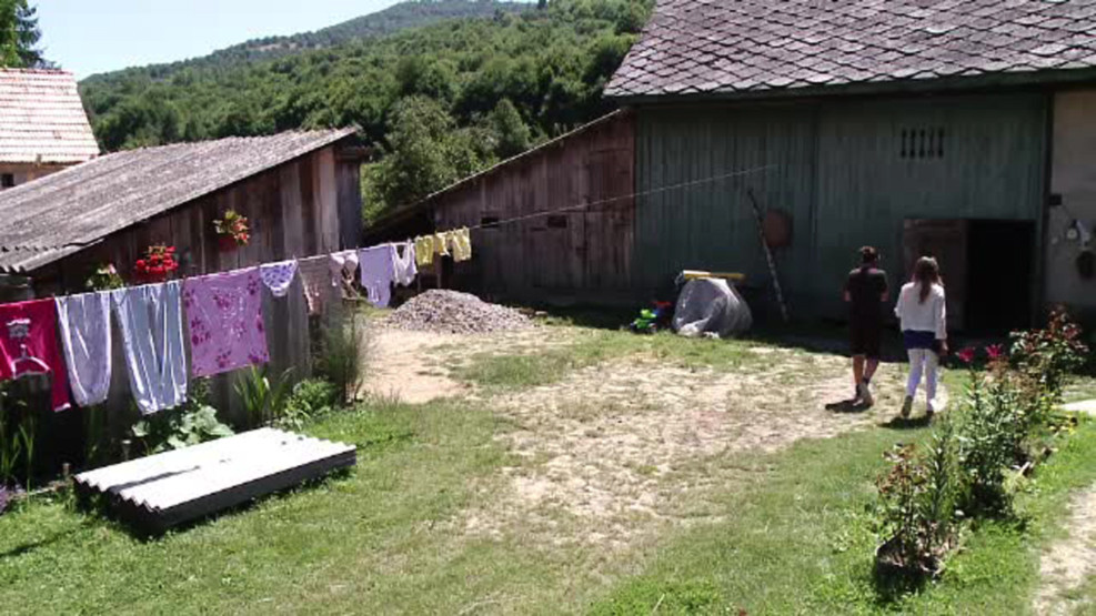 Escrocherie cu tigai-minune si vraji intr-un sat din Brasov. "Cred ca a fost o magie, a doua zi imi huia inca capul"