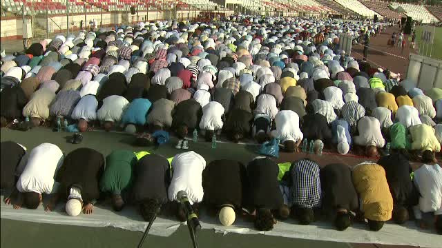 Mii de musulmani s-au rugat pe stadionul Dinamo, intr-o zi de mare sarbatoare. "Noi avem nevoie de multe moschei"