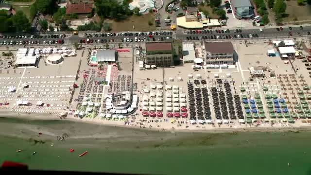 Cel mai aglomerat weekend de pe litoral din acest an: 200.000 de turisti. Marele absent de la caravana carelor alegorice