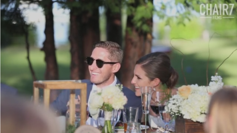 Cel mai tare toast de nunta. Ce au facut aceste doua fete pentru sora lor i-a facut pe invitati sa lesine de ras