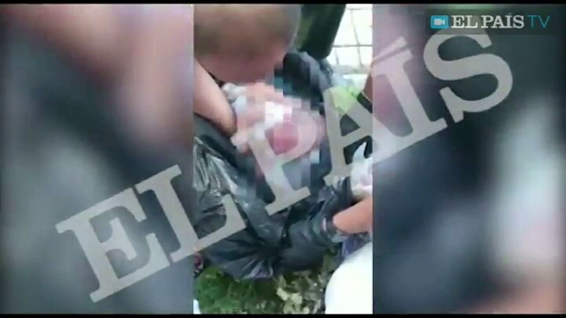 Bebelus abandonat de mama lui in Spania, intr-un tomberon. Momentul in care este salvat de 2 membri ai Garzii Civile