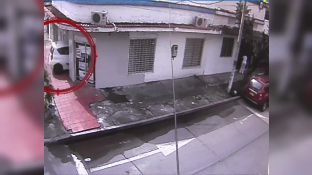 Un barbat din Columbia a pierdut controlul masinii si a intrat direct intr-un birou. Ce s-a intamplat in momentele urmatoare