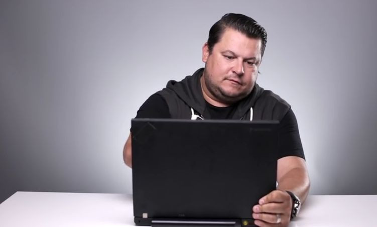 Mihai Bobonete iti arata ca toate laptopurile au ecran tactil. Numai ca la unele trebuie sa apesi „putin” mai tare. VIDEO