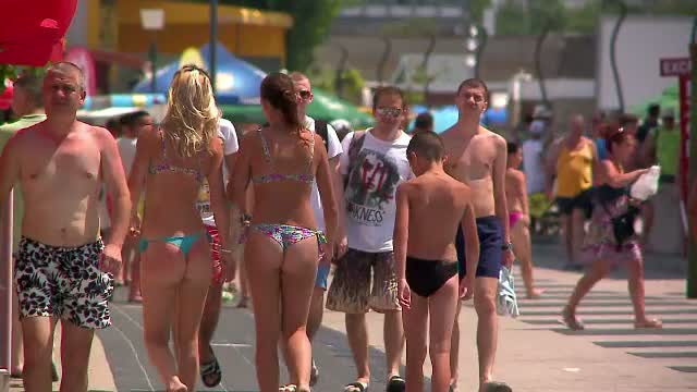 Peste 200.000 de turisti au "invadat" litoralul. Oamenii s-au luptat pentru parcare, sezlonguri sau o masa la restaurant