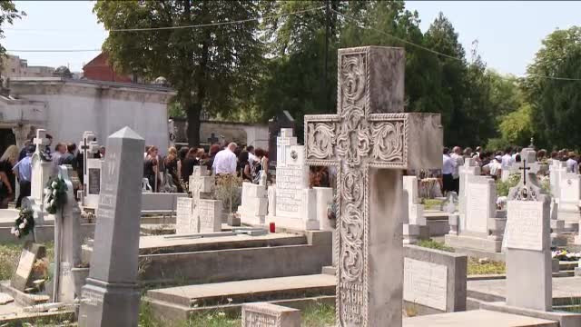 Zi de doliu la Arad. Sute de oameni i-au condus pe ultimul drum pe cei 4 romani morti in Slovenia