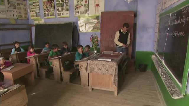 Nu stie cand sa scrie "neam" si "ne-am", iar la mobil are soneria "Wiggle". Invatatorul care se considera pedepsit la scoala