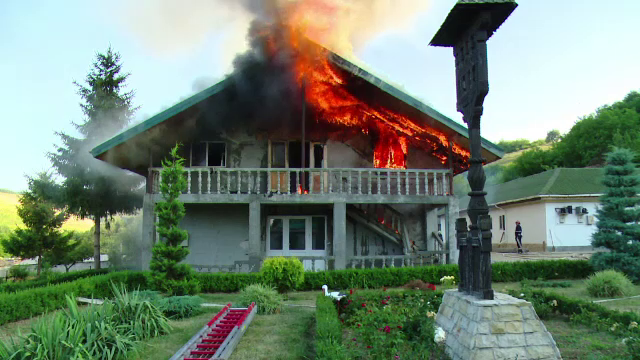 Incendiu la manastirea Moreni. De la ce au pornit flacarile care au pus in pericol viata a 15 persoane