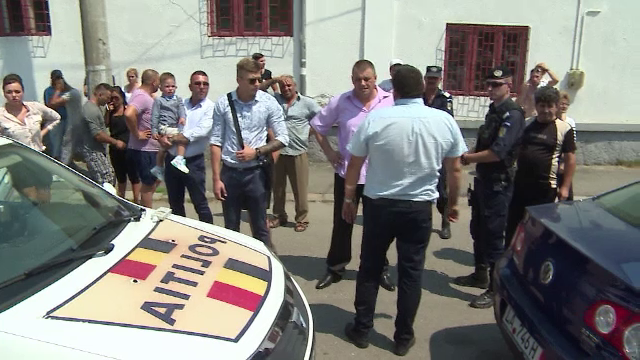 Un microbuz a sarit de pe un pod si s-a izbit de o cladire. Soferul se uita dupa un alai de nunta