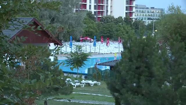 Mii de bucuresteni au vrut sa se distreze ca la mare, dupa lasarea serii. Ce au descoperit insa cand au ajuns la strand