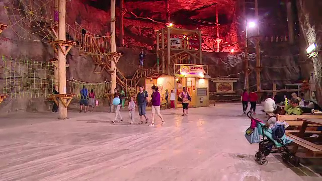Salina care atrage jumatate de milion de turisti anual. Cum se relaxeaza cei care ajung aici: "Stam vreo 4-5 ore"