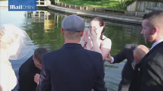 Fii cu ochii pe mire si mireasa, dar ai mare grija pe unde calci. Ce a patit o fotografa la o nunta