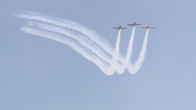 Spectacol pe cer la Timisoara. 10.000 de persoane au asistat la acrobatiile efectuate de avioane, elicoptere si parasutisti