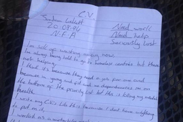 Un om al strazii si-a scris CV-ul cu pixul pe o foaie de hartie si i l-a dat unui strain. Ce a urmat intrece orice imaginatie