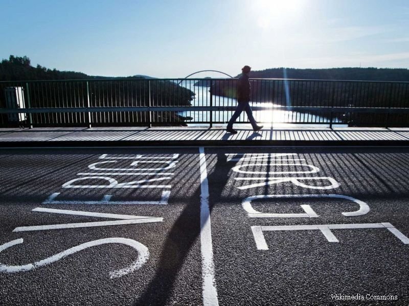 Podul Svinesund separa Suedia de Norvegia.