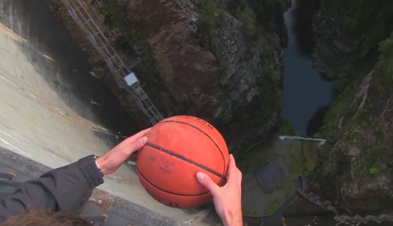 Unul din cele mai interesante fenomene din fizica, demonstrat. Ce face aceasta minge cand este aruncata de la inaltime