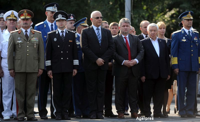 ZIUA AVIATIEI ROMANE. Cerul Capitalei a fost survolat de elicoptere Puma si supersonice MIG 21 Lancer. Mesajul lui Iohannis