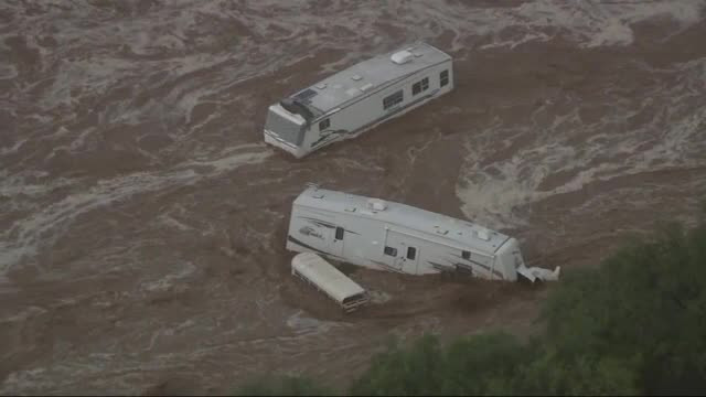 O ploaie de cateva ore a facut prapad in SUA. Viiturile au luat pe sus masini si au distrus 50 de stalpi de electricitate