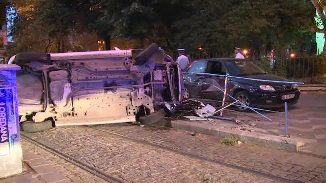 Doi angajati ai unei spalatorii auto au furat o masina, dar au facut accident. Cum au iesit hotii din masina rasturnata