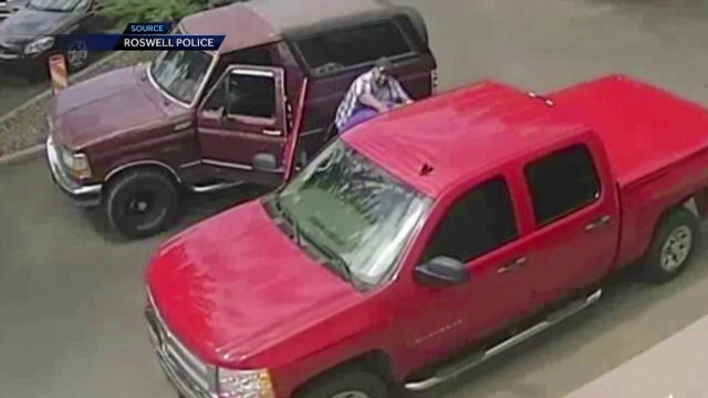 S-a luat la bataie cu un alt barbat in fata unei sectii de politie. Ce s-a intamplat in minutele urmatoare. VIDEO