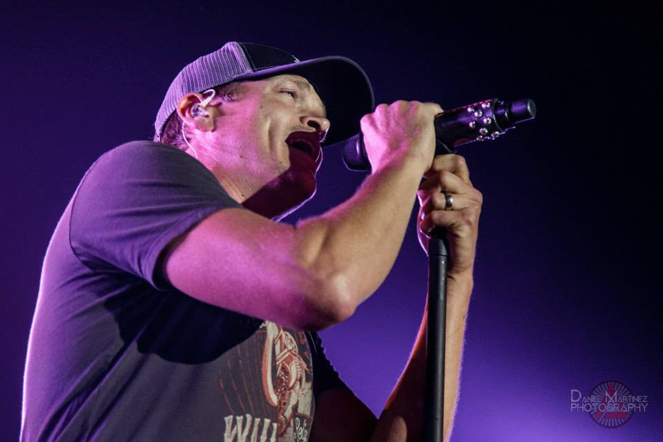 Un barbat din Colorado a lovit o femeie in timpul unui concert. Ce a facut solistul trupei in secundele urmatoare