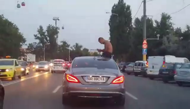 Scene incredibile surprinse in Mamaia. Cum se plimba un tanar cu masina prin statiune