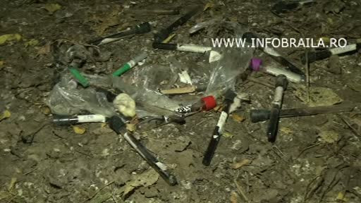 Eprubete pline cu sange, gasite intr-un parc din Braila. Pe toate recipientele apare cate un nume