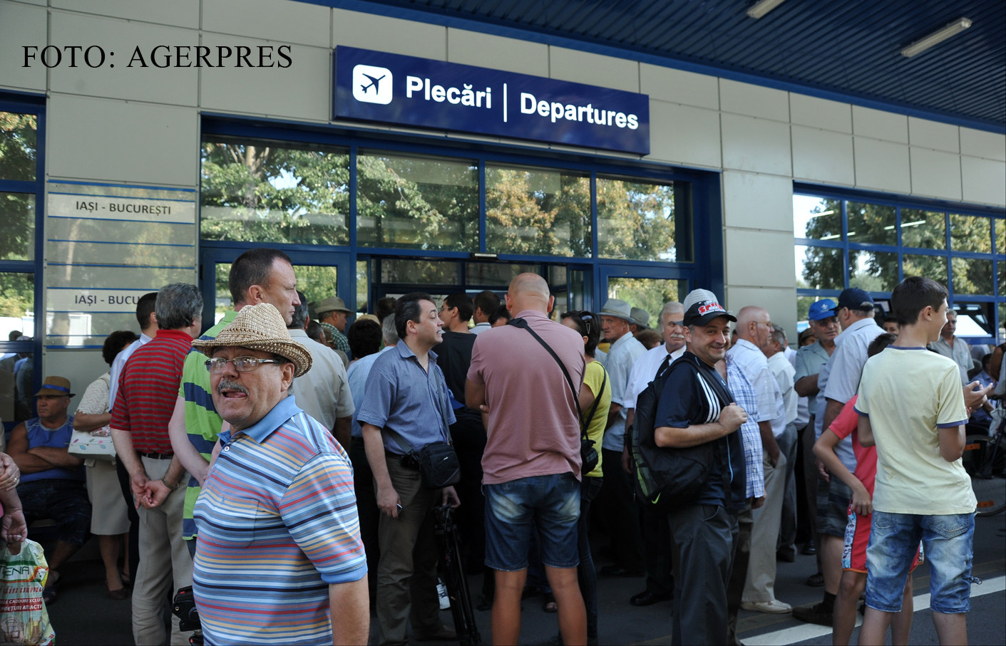 Cat de mult castiga companiile aeriene din taxele suplimentare. In top sunt si linii care zboara in Romania