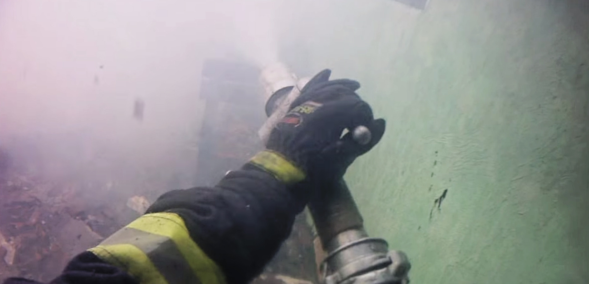 Cum se vede un incendiu prin ochii unui pompier. Filmarea spectaculoasa realizata de un salvator din Moldova