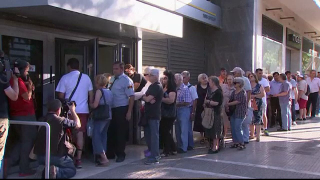 Grecia a inceput sa-si plateasca datoriile catre creditori. Cat de afectati sunt turistii romani de cresterea TVA-ului