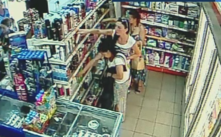 Furt FILMAT intr-un magazin din Iasi. Trei fete, surprinse in timp ce sustrageau de pe raft mai multe produse cosmetice