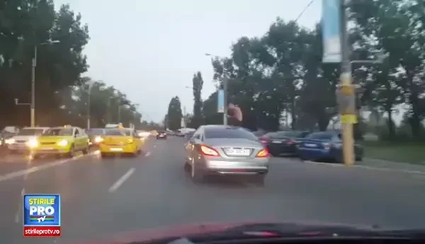 Scene incredibile surprinse in Mamaia. Cum se plimba un tanar cu masina prin statiune