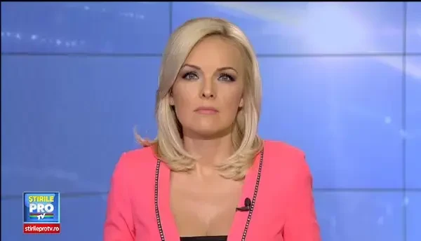 Doi angajati ai unei spalatorii auto au furat o masina, dar au facut accident. Cum au iesit hotii din masina rasturnata