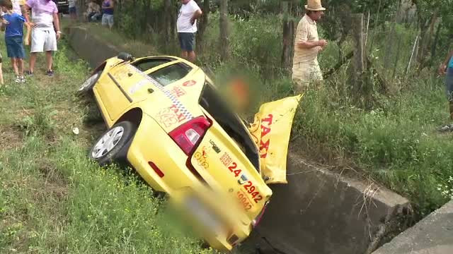 Taximetrist de 24 de ani, la un pas de moarte, dupa ce masina a fost lovita de tren. Trecerea din acea zona nu e semaforizata