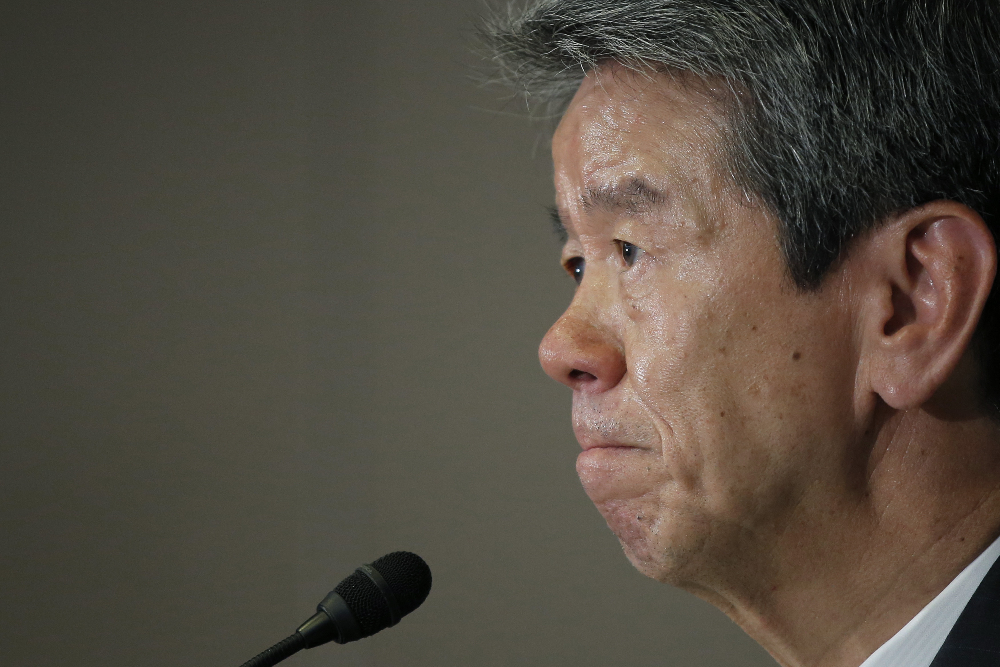 Seful Toshiba si-a dat demisia, dupa un scandal financiar care a zguduit Japonia. Gestul facut in fata presei. VIDEO