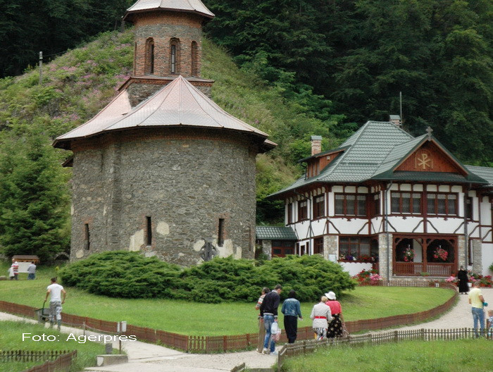 Tragedie la Manastirea Prislop. Un barbat venit in pelerinaj la mormantul parintelui Arsenie Boca a murit in curtea lacasului