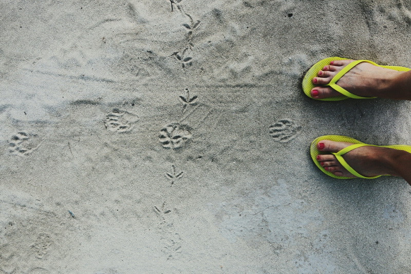 "Slapii ar putea dauna sanatatii si chiar ucide". Avertismentul expertilor in sanatate cu privire la comoda incaltaminte